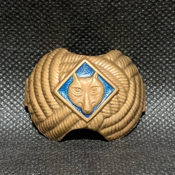 Vintage Scarf Clip CUB SCOUT Wolf Neckerchief Clip Uniform Metal Gold Blue Clip - Picture 2 of 3